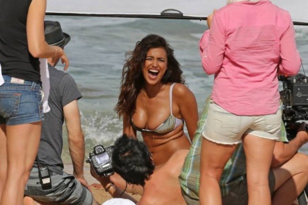 ОХУ-ын алдарт модель Ирина Шейк папарацичдын дуранд